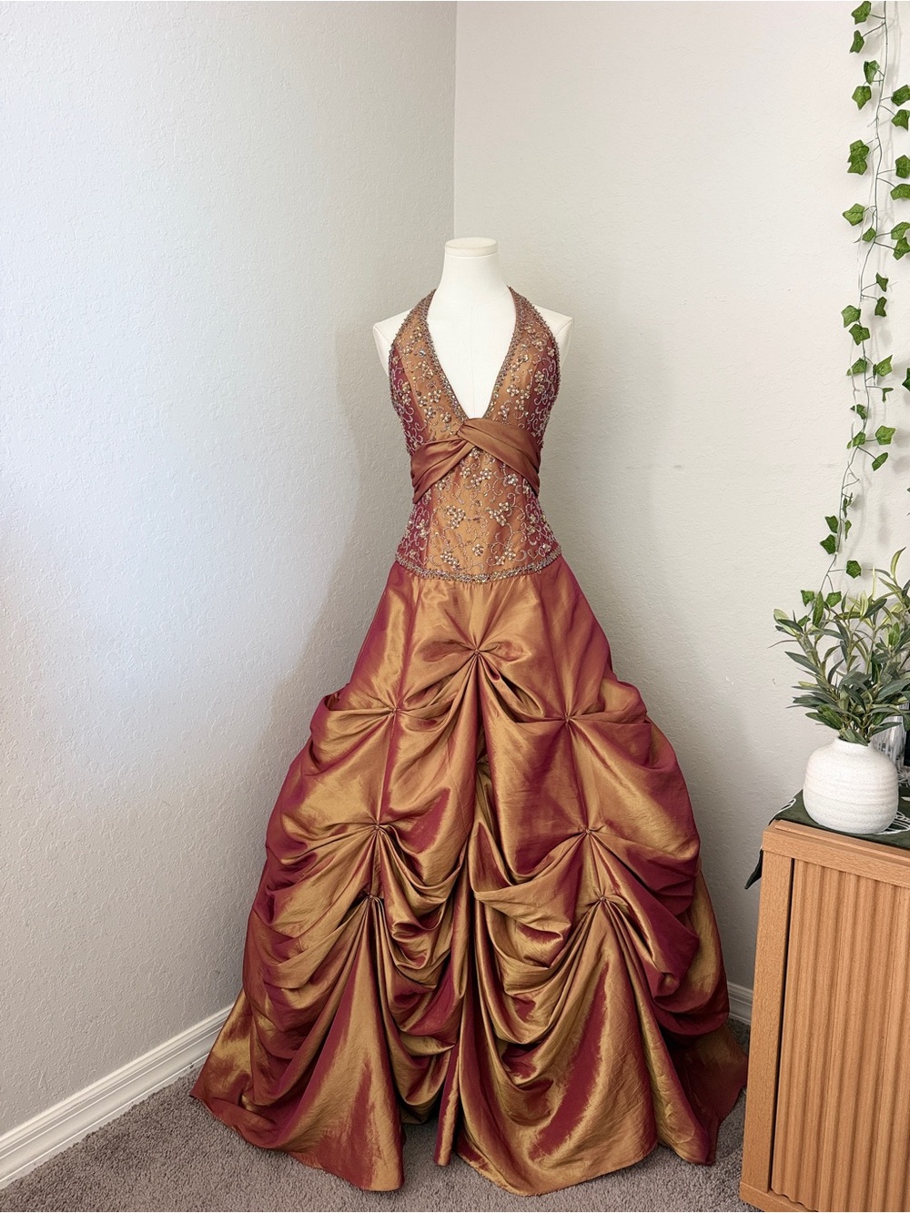 ✨ Vintage Y2K Iridescent Copper Bronze Beaded Halter Pick-Up dress